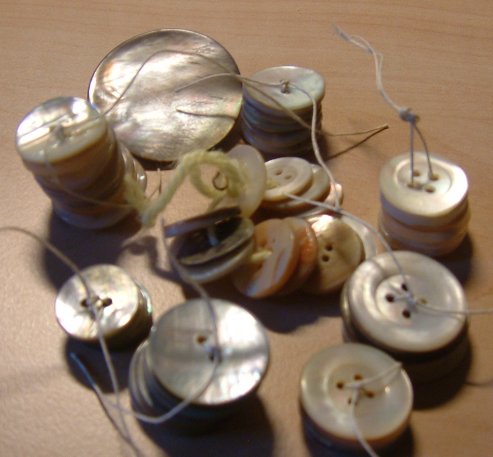 http://www.elisas-bastelecke.de/images/grosseperlmuttknoepfe.jpg